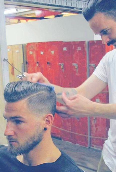 On vous en parlait déja, la Coupe Undercut pour homme fait des ravages dans la sphère mode. Elle affiche clairement un look tendance / underground chic.