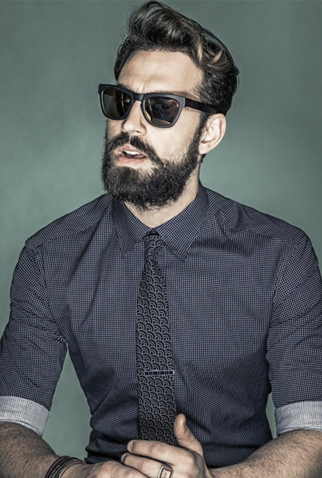 Avec les vêtements pour hommes toujours plus moulants, les motifs fleuris et pastel, la mode masculine se « métrosexualise » de plus en plus ces dernières