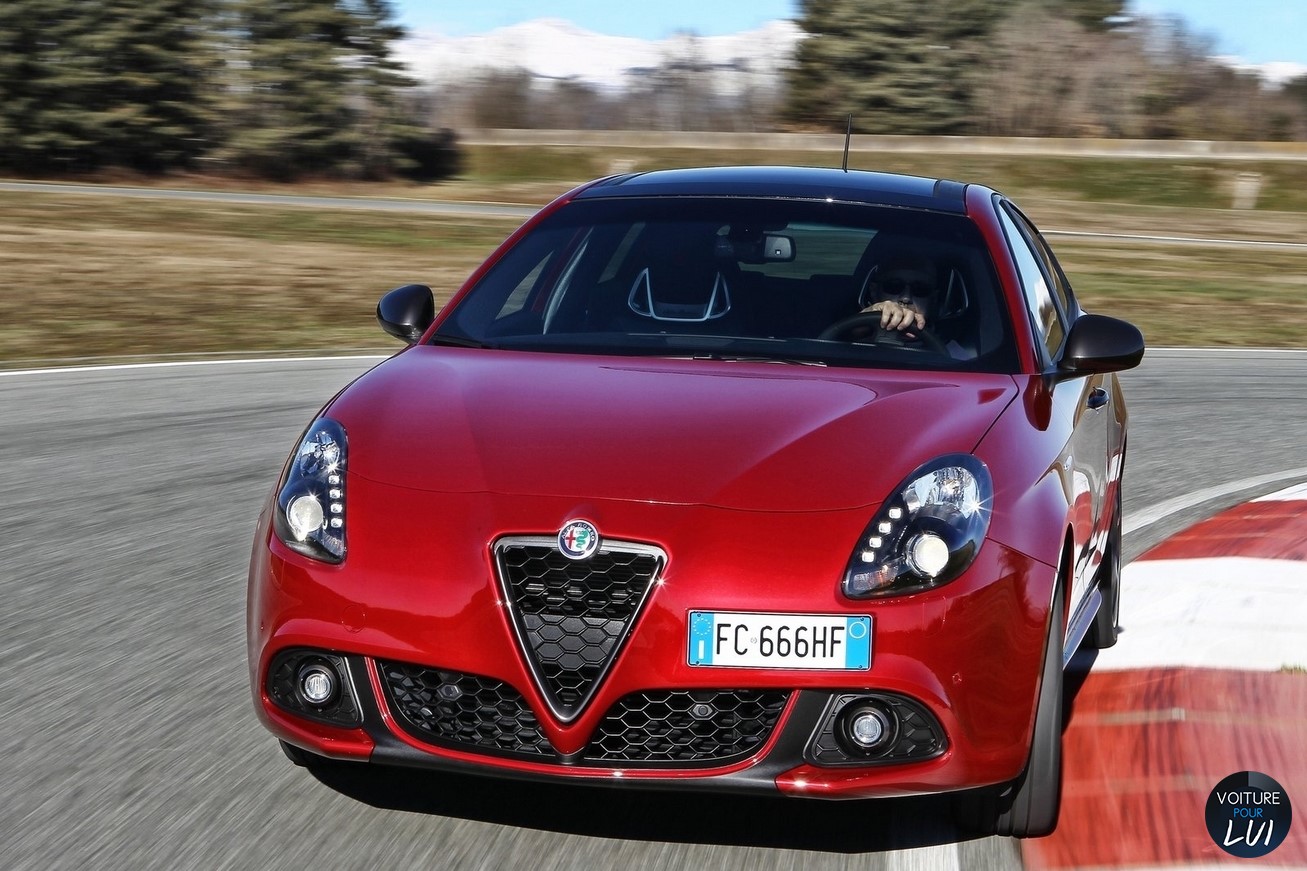 Alfa Romeo Giulietta 2017 Rouge Avant Face Calandre Phares Feux
