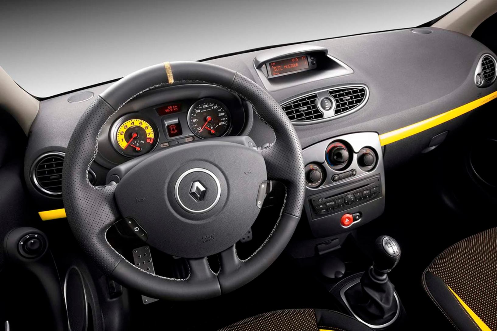 http://www.voiturepourlui.com/images/Renault/Clio-III-RS-2009/Interieur/Renault_Clio_III_RS_2009_501.jpg